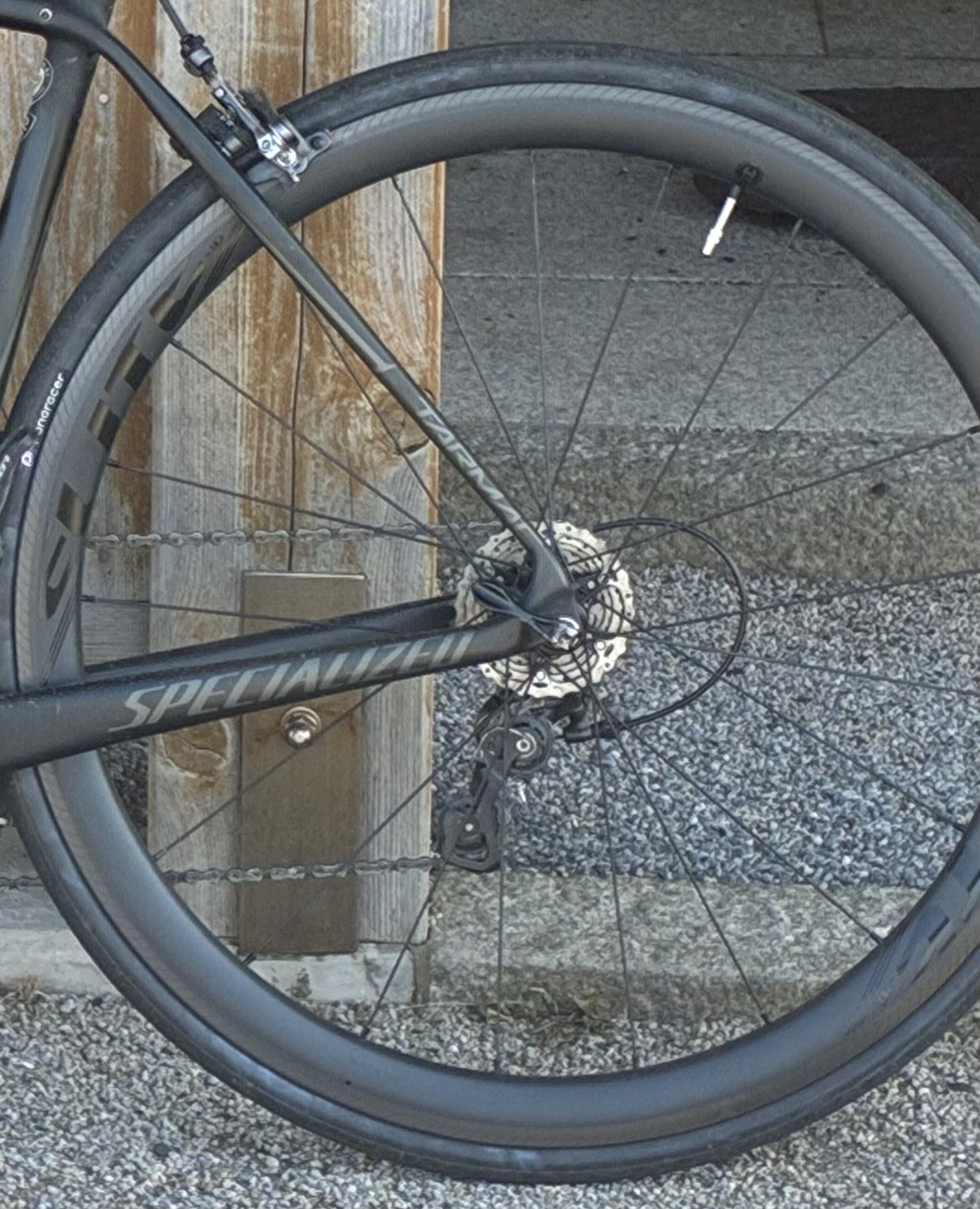 バイクに装着されたElitewheels Edge